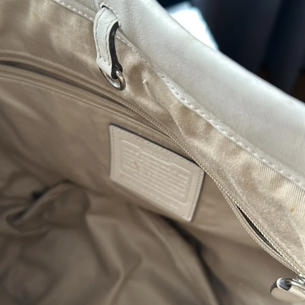 Nice Coach leather bag in cream. Good size with plenty  room - Picture 9 of 14